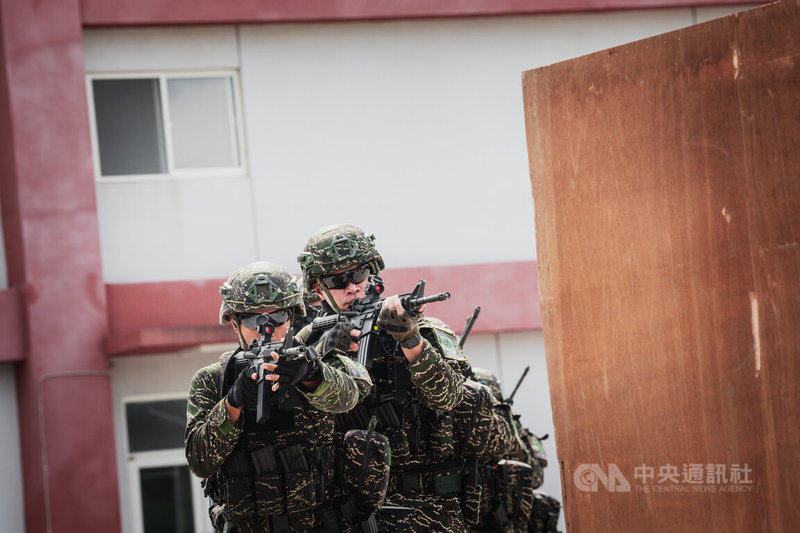 海軍陸戰隊歷時4年研改新式戰鬥背心，其設計更貼合軀幹、導入人因工程，圖為官兵執行限制空間戰鬥（CQB）演練。中央社記者游凱翔攝 115年8月16日