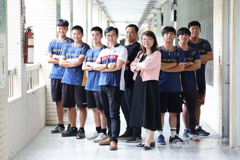 台中二中猛牛在全國社區學齡棒球大賽U18組，摘下冠軍金盃，隊員們追逐棒球夢也不忘課業，部分球員已考取大學。前排左1家長會副會長蔡岳樺、右1台中二中校長歐靜瑜。中央社記者趙麗妍攝 115年8月16日
