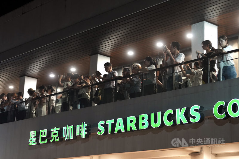 2026淡水漁人碼頭仲夏繽紛樂煙火秀16日起連3個週日登場,首場主題「七夕星鏈」施放時間長達10分鐘,不少民眾站往高點觀賞。中央社記者徐肇昌攝 115年8月16日