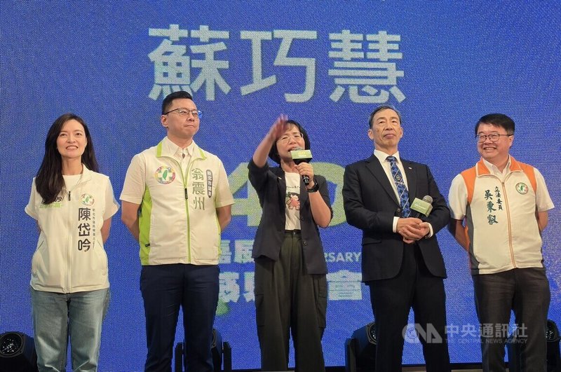 民進黨新北市長參選人蘇巧慧（中）16日到新莊區出席嘉威聯合會計師事務所感恩餐會，對於新北市長侯友宜「選市長要選認真打拚做事情的人」說法，她表示，鄉親會說「蘇巧慧就是會做事的人」。中央社記者王鴻國攝　115年8月16日