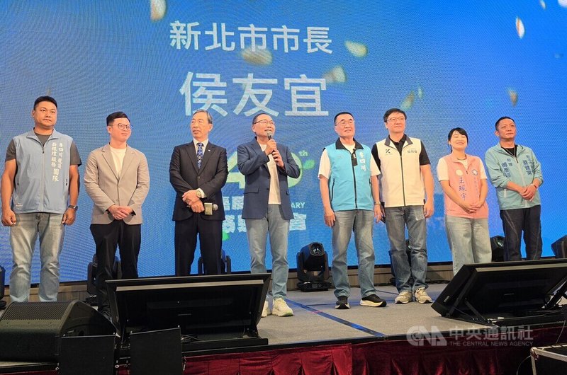 新北市長侯友宜（左4）16日出席嘉威聯合會計師事務所感恩餐會表示，選市長是要選認真打拚做事情的人，呼籲支持國民黨新北市長參選人李四川（右4）。中央社記者王鴻國攝　115年8月16日