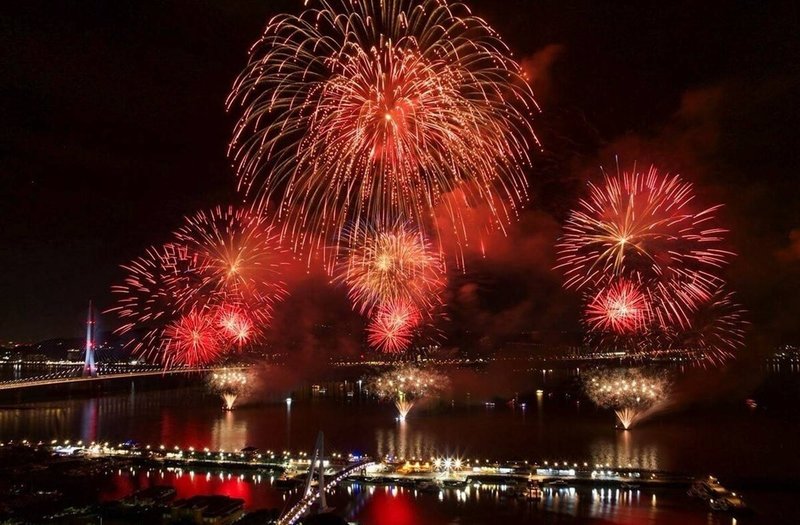 淡水漁人碼頭仲夏繽紛樂煙火秀16日晚間登場,萬發煙火璀璨升空,照亮淡水河岸。(漁業處提供)中央社記者王鴻國傳真 115年8月16日