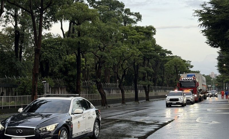 台灣高鐵N700ST首組列車運抵台灣後，16日上午7時許進入高雄市燕巢區，在警方護送下順利進入高鐵燕巢總機廠。（警方提供）中央社記者蔡孟妤傳真 115年8月16日