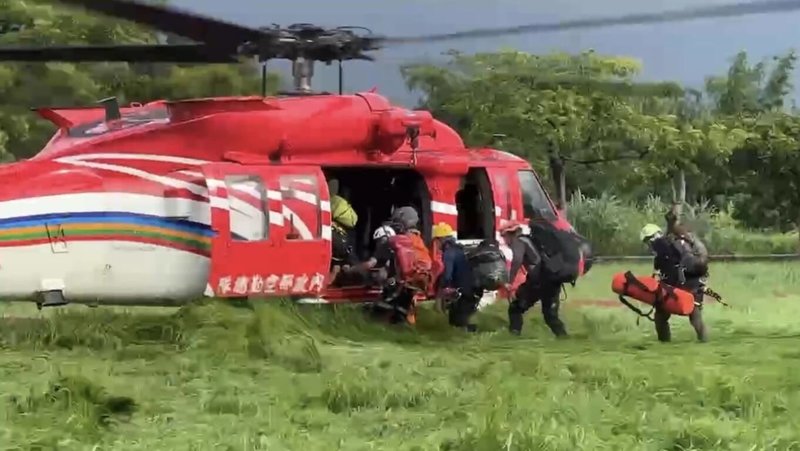 3名登山協會成員前往屏東探勘遭蜂襲，造成2死1傷意外，2名死者遺體16日由空勤總隊直升機吊掛下山。（屏東消防局提供）中央社記者李卉婷傳真 115年8月16日