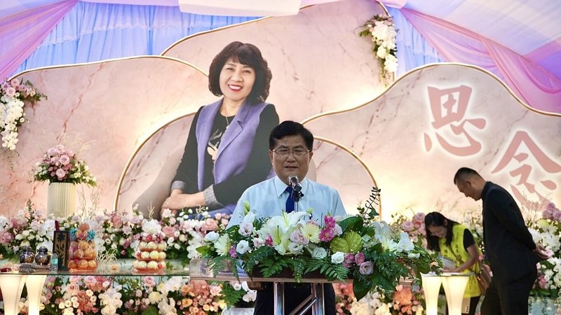 民進黨籍台中市議員楊典忠在太太喻梅芝告別式上，親自介紹2人相遇相知相守過程，他承諾將延續妻子對家庭的愛，直言此生能與妻子相遇，是最大幸福。（楊典忠服務處提供）中央社記者趙麗妍傳真 115年8月16日