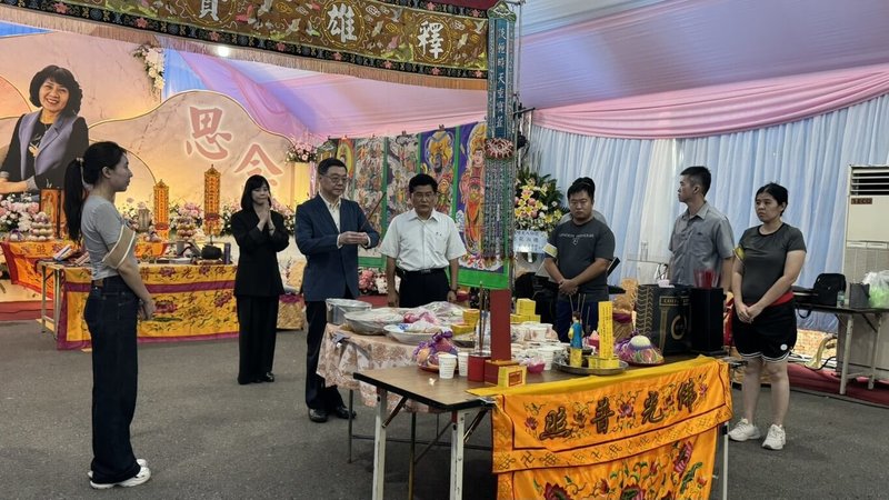 行政院長卓榮泰(中)16日前往弔唁台中市議員楊典忠太太喻梅芝,向家屬表達慰問與關懷。(楊典忠服務處提供)中央社記者趙麗妍傳真 115年8月16日