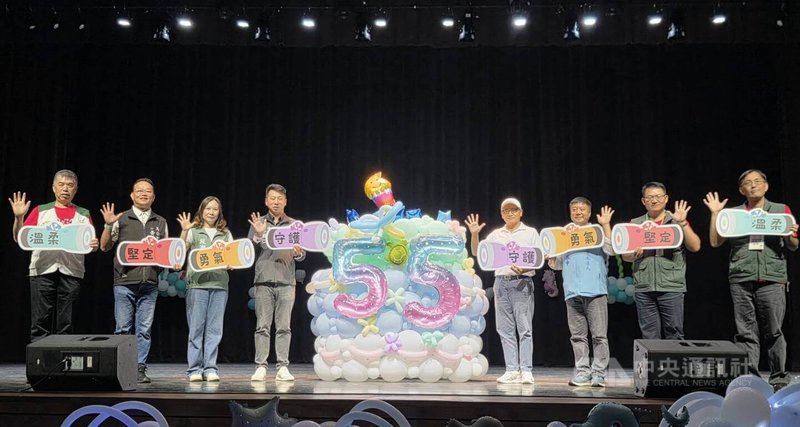澎湖家扶在菊島深耕55年，16日於文化局演藝廳舉行「海好有你 愛5止盡」感恩表演會，馬公市長黃健忠（左2）等人一起為象徵「珊瑚礁」的生日蛋糕點燈。中央社　115年8月16日