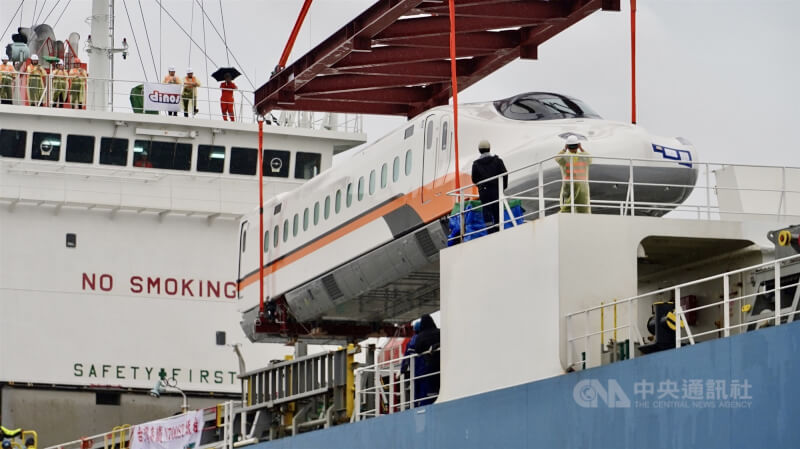 台灣高鐵採購的首組N700ST新車15日運抵高雄港74號碼頭，新車車頭率先露臉，吸引在場眾人目光。 中央社記者董俊志攝 115年8月15日