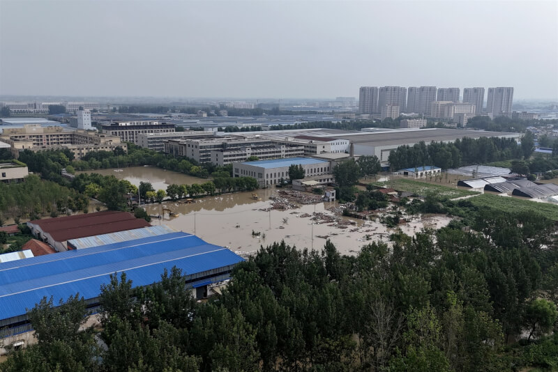 颱風白海豚9日在浙江登陸後，殘餘環流在中國境內擾動多日，河南省連日降下豪雨，造成周口市川匯區內多處積水。（中新社）