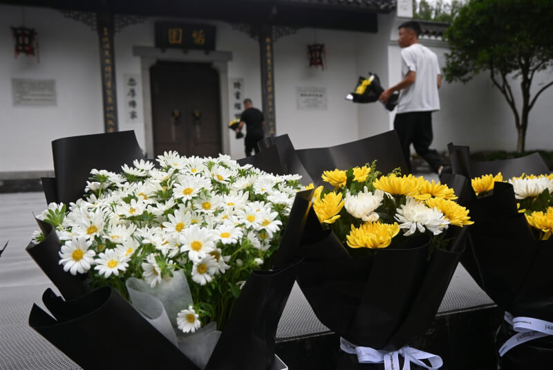 民眾13日前往已故前中國國務院總理朱鎔基湖南長沙故居獻花。（共同社）