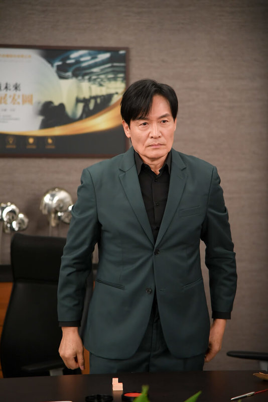 演員霍正奇（圖）在戲劇「針線緣」坐擁三房，對於劇中複雜感情線，他笑說，「我當兵是特種部隊！小事一樁」，但面對不同個性的女人，角色必須展現完全不同的相處與表演方式。（三立提供）中央社記者洪素津傳真　115年8月16日