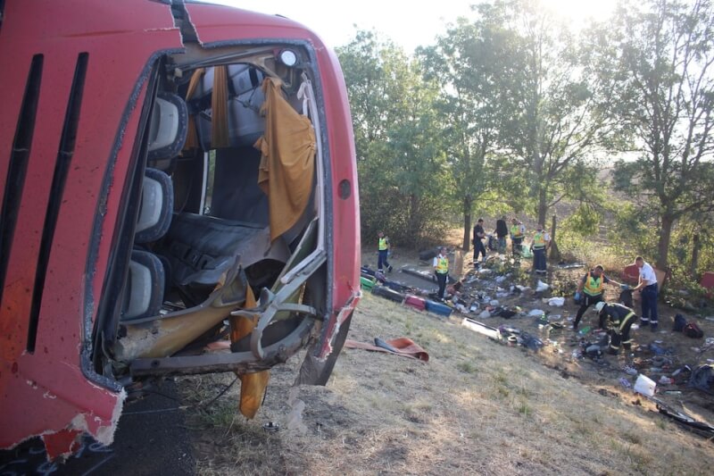 1輛波蘭巴士16日凌晨在匈牙利東部高速公路翻覆，造成12人死亡、至少10人受傷。（路透社）