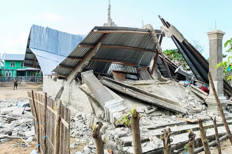印尼東部佛羅雷斯島外海15日發生規模7.7強震，東努沙登加拉省一處房屋嚴重毀損。（路透社）