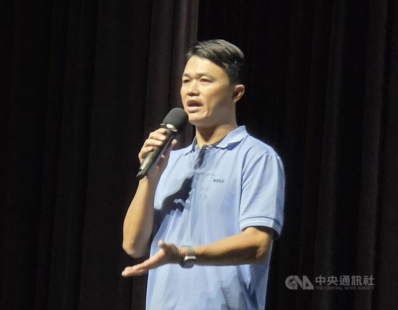 澎湖家扶「海好有你 愛5止盡」感恩表演會16日舉行，目前擔任中華民國基層跑壘推廣協會理事長的前職棒球員許峰賓（圖）應邀以「棒球跑壘看人生」名人講演，期勉青年學子。中央社　115年8月16日