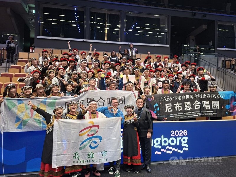 尼布恩合唱團在世界大賽再奪兩金,獲邀擔任本屆評審的台北愛樂合唱團及室內合唱團音樂總監古育仲(前排右1)說,當代音樂組不是尼布恩擅長的部分,他們願意挑戰不熟悉的組別,且拿到不錯的成績,非常值得鼓勵。中央社記者辜泳秝赫爾辛堡攝 115年8月17日