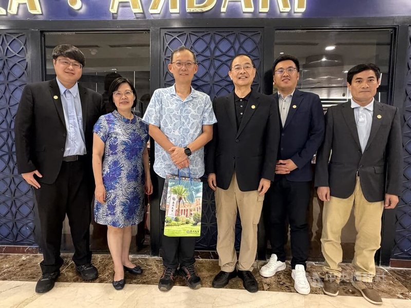台灣的亞洲大學與印度的維格南大學簽署MOU，希望吸引印度學生到亞大進修。駐印度代表陳牧民（左3）期許亞大將管道確實建立起來，讓更多印度學生選擇到台灣求學。中央社記者李晉緯新德里攝　115年8月17日