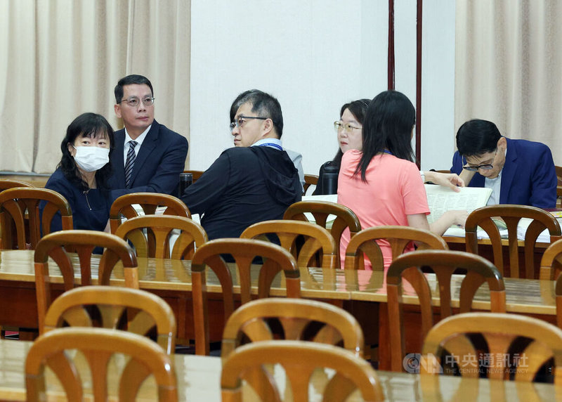 立法院財政委員會17日初審通過「遺產及贈與稅法」部分條文修正草案，增訂被繼承人死亡前2年內贈與特定親屬的財產，即擬制遺產，按其占遺產總額比例計算遺產稅額。財政部次長陳勇勝（後左）等人列席。中央社記者郭日曉攝　115年8月17日