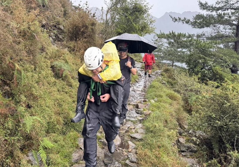 10歲女童登玉山虛脫　救援人員背負送醫 | 社會 | 中央社 CNA