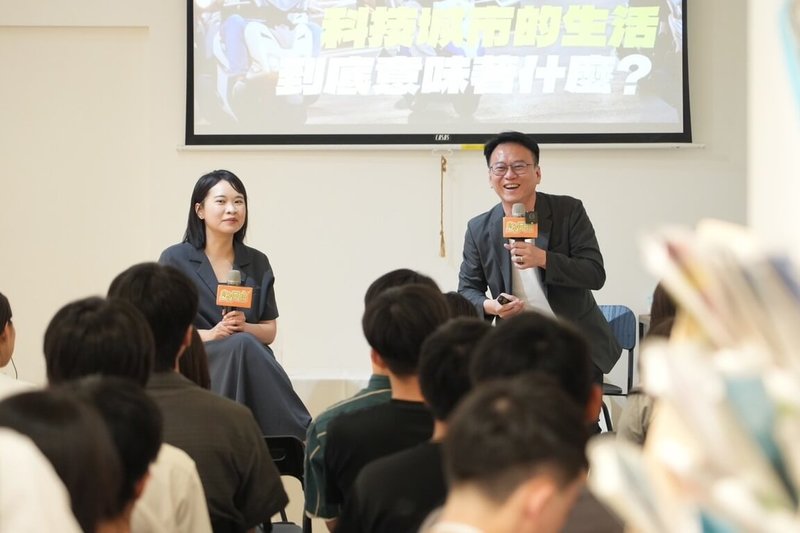 民進黨新竹市長參選人莊競程（右）與青年座談，分享市政願景。（民進黨提供）中央社記者王揚宇傳真　115年8月17日