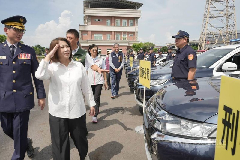 屏東縣政府115年度新購警用車輛，共添購11輛巡邏車、12輛偵防車、2台勤務車，及7輛警用機車，屏東縣長周春米（前左2）17日出席授車典禮巡視新車。中央社記者黃郁菁攝　115年8月17日