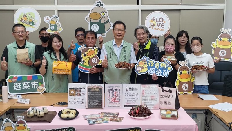 台南市政府推動外國觀光客友善外語計畫，透過英、日、韓等多語資訊，降低外國旅客參訪障礙，強化觀光吸引力，以西市場及花園夜市作為示範場域。（台南市政府提供）中央社記者張榮祥台南傳真　115年8月17日