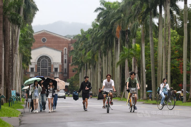 圖為台大校園椰林大道，學生與民眾往來穿梭。（中央社檔案照片）