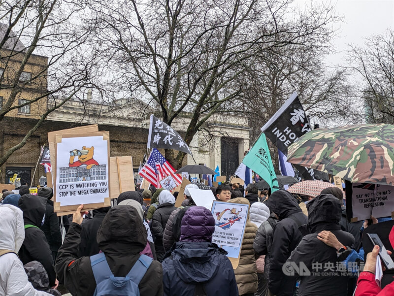 2026年1月中國巨型新使館預定地聚集上千位民眾抗議。（中央社檔案照片）