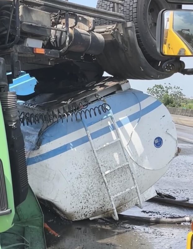 國1台南下營段槽車翻覆1死　雙氧水外洩稀釋防護 | 社會 | 中央社 CNA