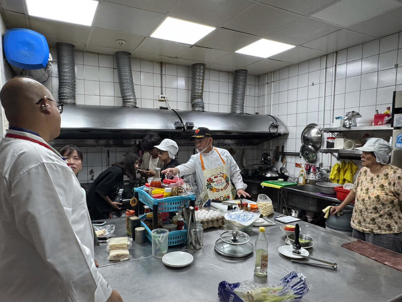連江縣衛生局日前舉辦「高齡友善質地調整飲食實務：從烹調到檢測一次上手」實務培訓，由專業主廚團隊考量長者牙口與吞嚥需求，替換馬祖傳統料理中過硬或難咀嚼的食材，以符合國健署對高齡營養飲食質地的「容易咬軟質食」標準。（連江縣衛生局提供）中央社記者潘欣彤傳真　115年8月18日