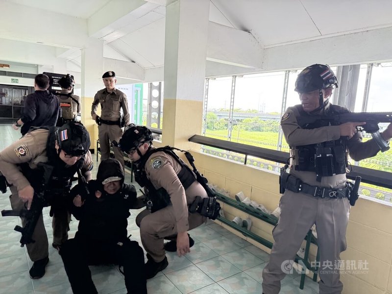 泰國曼谷一間中學18日舉行校園槍擊演練,警方模擬制伏持槍嫌犯,演練包括歹徒進入校園、師生躲藏及警方攻堅等情境。中央社記者李宗憲曼谷攝 115年8月18日
