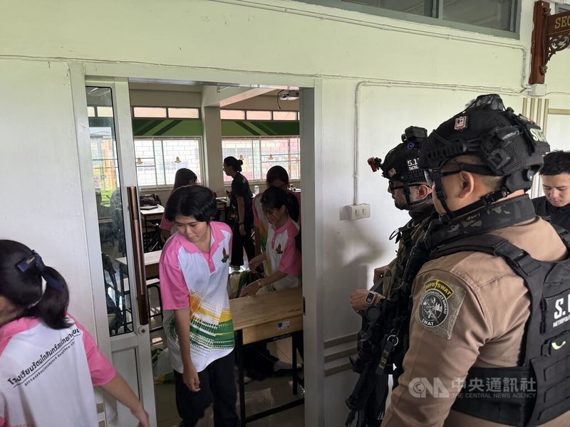 泰國曼谷一間中學18日舉行校園槍擊演練，警方模擬事件發生後引導學生離開教室，撤往安全區域。中央社記者李宗憲曼谷攝　115年8月18日