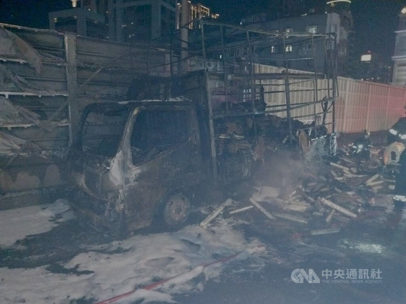 台北市市民大道高架橋18日晚間發生一起小貨車自燃事故,火勢猛烈,消防局獲報立即馳援,車輛被燒得只剩骨架。(翻攝照片)中央社記者黃麗芸傳真 115年8月18日