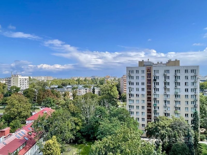 隨著新學年臨近，波蘭大學城周邊住宅區的獨立套房與合租雅房成為學生首選標的。儘管今年學生租屋需求旺，但主要城市的獨立套房租金普遍較去年同期微幅下滑。中央社記者鄭淨伃華沙攝　115年8月18日