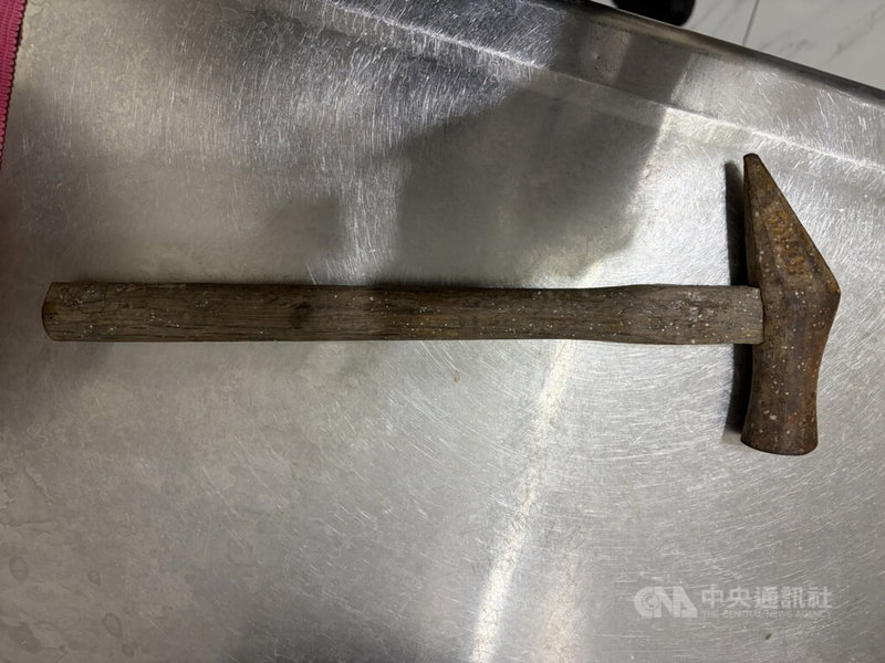 新北市三重區39歲謝姓男子日前深夜看見有貓咪坐在機車腳踏板上，竟拿鐵鎚（圖）猛擊貓咪頭部。警方獲報循線將謝男逮捕到案，詢後依違反動保法送辦。（翻攝照片）中央社記者王鴻國傳真　115年8月18日