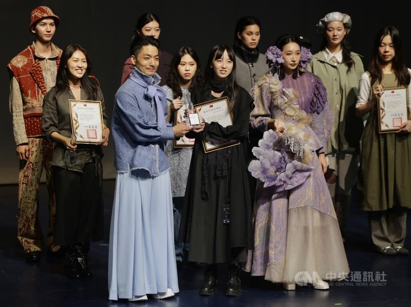 台北市商業處18日在台北表演藝術中心舉辦「2026『台北好時尚』TOP 時裝設計大賞」決賽動態展演暨頒獎典禮，台北市長蔣萬安（前左）頒獎表揚學生組金獎得主陳持允（前中）。中央社記者裴禛攝　115年8月18日