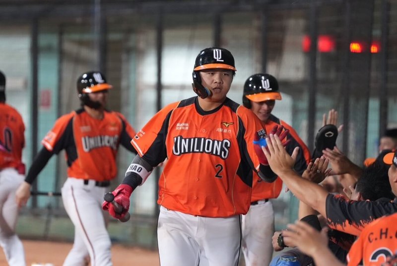 中華職棒統一7-ELEVEn獅隊18日例行賽第6局單局攻下7分奠定勝基，其中林子豪（前）更是轟出滿貫砲，助隊以8比0完封台鋼雄鷹隊。（統一獅提供）中央社記者謝靜雯傳真　115年8月18日