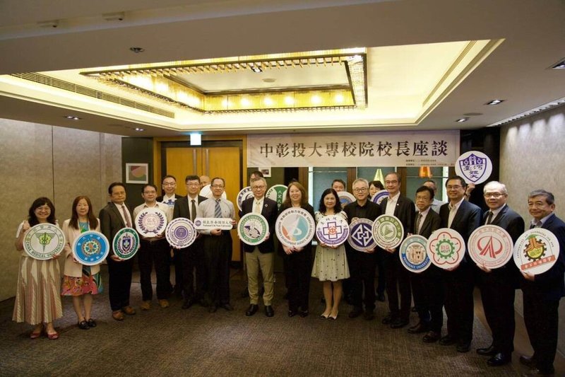 勞動部勞動力發展署中彰投分署18日辦大專校院校長座談會，邀轄區大專校院校長與企業代表交流青年職涯發展與就業服務，希望強化青年校園接軌職場。（中彰投分署提供）中央社記者郝雪卿傳真　115年8月18日