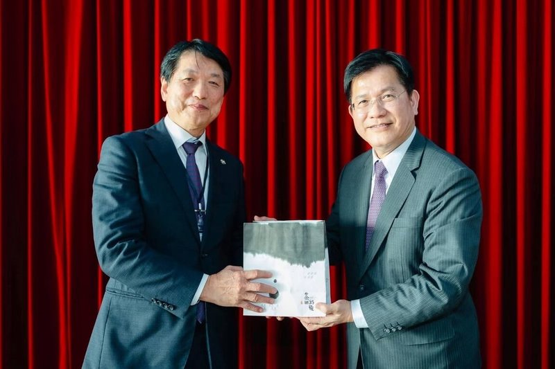 外交部長林佳龍（右）18日接見第14屆「日本台灣商會聯合總會」（日總）新任總會長賴本勉（左）等人。（外交部提供）中央社記者楊堯茹傳真　115年8月18日