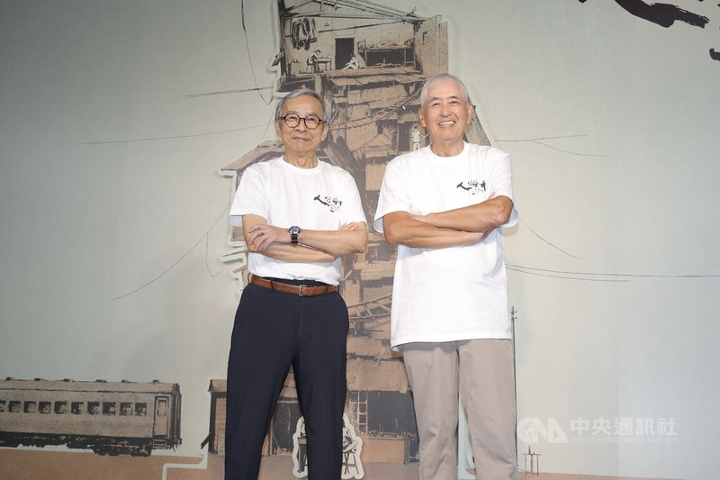 綠光劇團國民戲劇「人間條件三：台北上午零時」編導吳念真（左）與演員柯一正（右）18日同台出席演出記者會，共同為10月起將再度搬演的劇作宣傳。中央社記者翁睿坤攝 115年8月18日