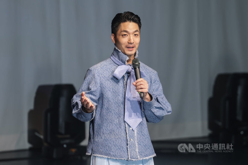 台北市長蔣萬安（圖）18日出席「2026『台北好時尚』TOP 時裝設計大賞」決賽動態展演暨頒獎典禮，穿起由去年金獎設計師王季澧量身打造的服裝亮相，致詞時盼讓更多設計人才從這裡累積經驗，拓展舞台走向國際。中央社記者裴禛攝　115年8月18日