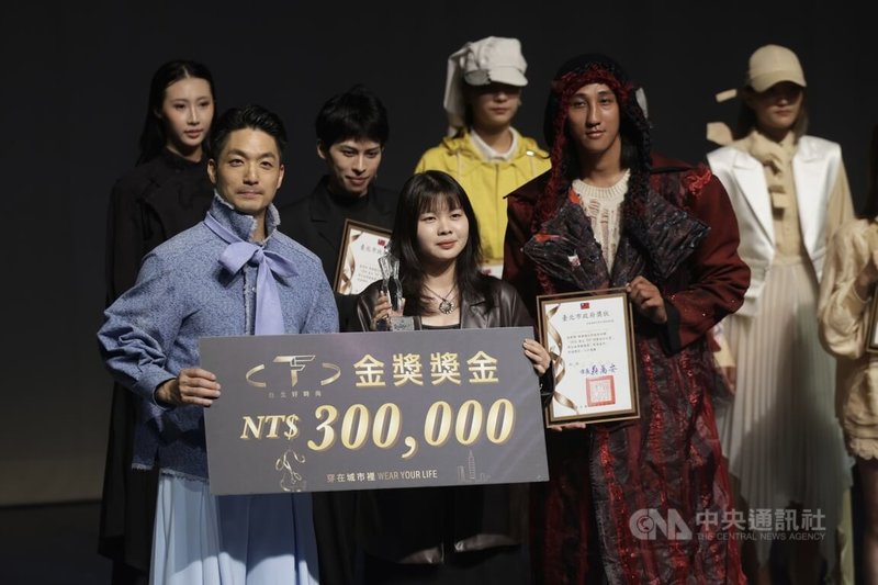 2026「台北好時尚」TOP時裝設計大賞頒獎典禮18日在北藝中心登場，台北市長蔣萬安（前左）盛裝出席並頒發獎座給設計師組金獎得主李紀鞍（前中）。中央社記者裴禛攝　115年8月18日