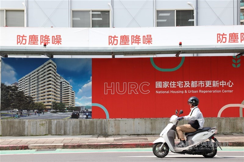 圖為台北市北投區一處由國家住宅及都市更新中心興辦的社宅建地工地圍籬。（中央社檔案照片）