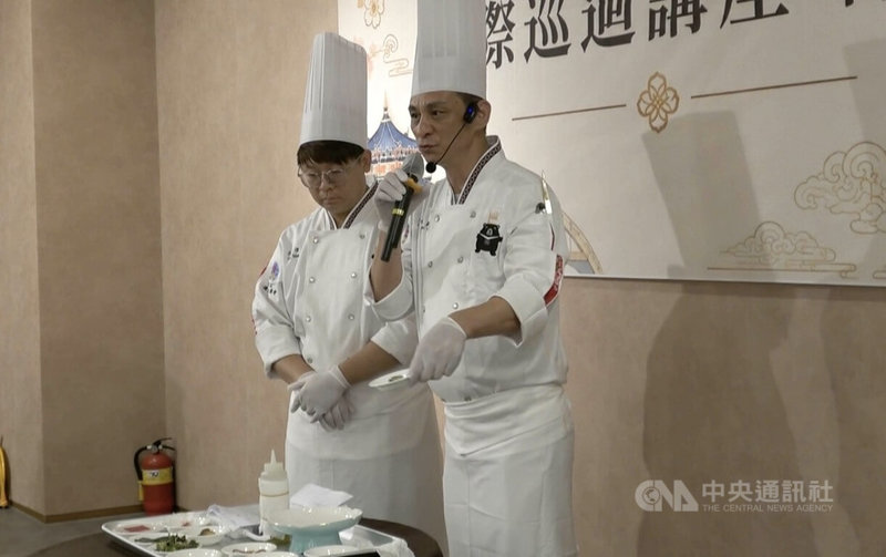 名人堂花園大飯店行政總主廚江信毅（右）18日在首爾東寶城餐廳示範台灣原住民料理，以刺蔥、馬告等特有食材入菜，向韓國賓客推廣台灣美食文化。中央社實習記者呂世婷首爾攝　115年8月18日