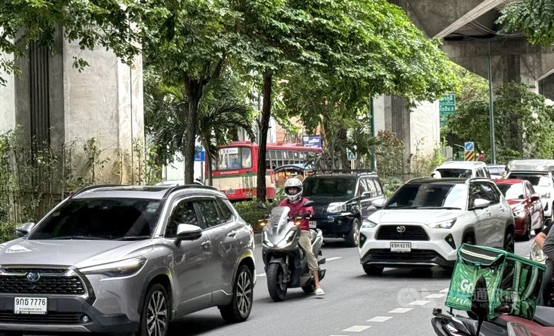 研究機構榮鼎集團7月發布的報告指出，中國車廠目前在地零組件使用率約40%至60%，低於在泰國經營數十年的日本車廠約70%至80%。圖為曼谷街頭的各品牌汽車。中央社記者李宗憲曼谷攝　115年8月18日