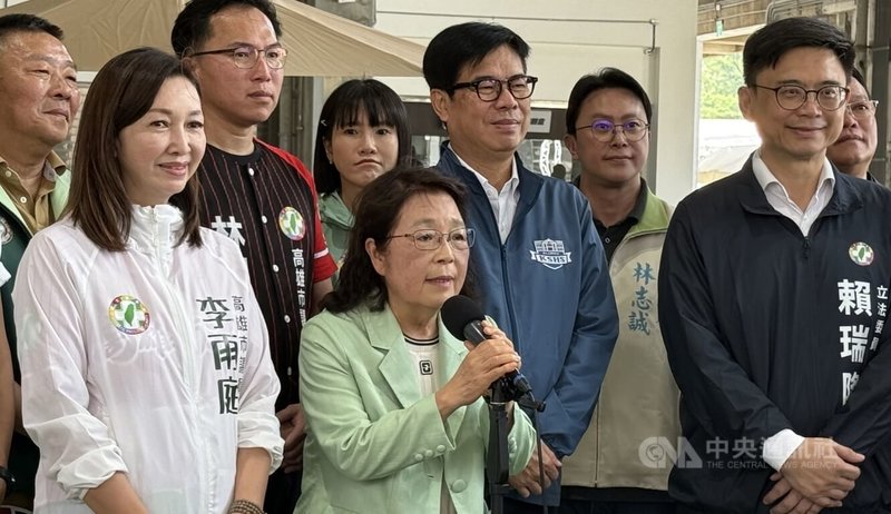 民進黨澎湖縣長參選人吳淑瑾（前左2）18日到高雄市參訪，深入了解包含高雄親子遊樂園區等公共建設。中央社記者蔡孟妤攝　115年8月18日