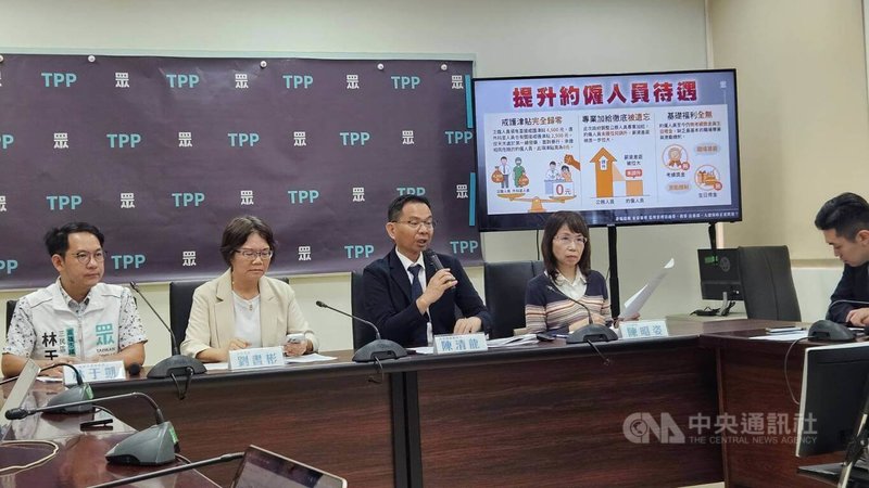 台灣民眾黨立法院黨團18日召開「詐騙暴增監所超收！管理員過勞熱昏！法務部、人總何時正視基層困境？」記者會，提出破除員額魔咒、提高戒護人力、改善高溫環境等訴求。中央社記者曾以寧攝　115年8月18日