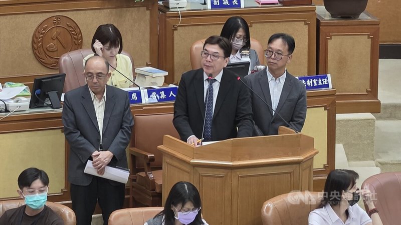 新北市淡水區漁人碼頭日前施放煙火，有議員18日質詢時指出有煙火陷入施放時的煙霧中，美中不足。新北市副市長劉和然（立者右2）表示，已就八里及淡水最佳河岸觀景區進行規劃。中央社記者王鴻國攝　115年8月18日