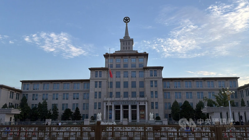 已故的中國前國務院總理朱鎔基遺體18日將在北京八寶山火化。為悼念朱鎔基，北京天安門18日清晨5時28分升旗後，隨即舉行降半旗儀式致哀。圖為中國軍事博物館降半旗。中央社記者呂佳蓉北京攝 115年8月18日