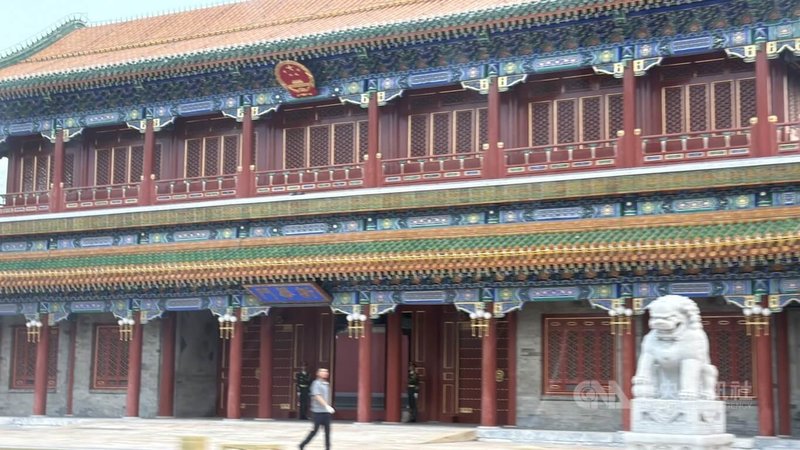 已故的中國前國務院總理朱鎔基遺體18日將在北京八寶山火化。圖為新華門。中央社記者呂佳蓉北京攝 115年8月18日