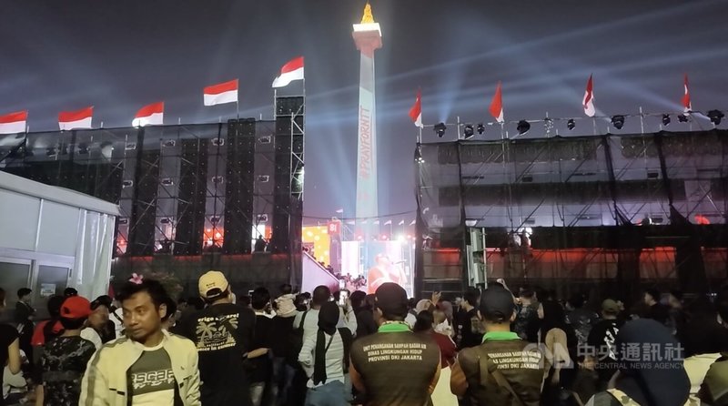 雅加達市政府於印尼國慶日晚間在國家紀念塔（Monas）周邊舉辦「Malam Merdeka（獨立之夜）」系列活動，包括大型演唱會。中央社實習記者黃鈺涵攝　115年8月18日